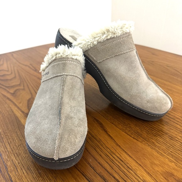 Crocs Brown Suede Faux Fur‎ Lined Cobbler Slip On Mule Clogs Women's Size 10 - Picture 1 of 8